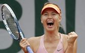 Ruská tenistka Maria Šarapovová oslavuje víťazstvo vo štvrťfinále grandslamového tenisového turnaja Roland Garros v Paríži. (Zdroj: TASR)