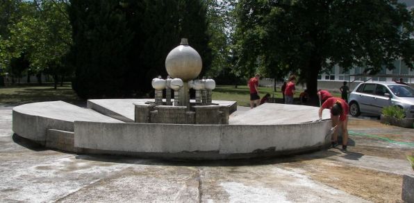 Zamestnanci mesta sa spolu s aktivistami pustili do skrášľovania mesta. 
