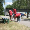 Dobrovoľníci ošetrili zeleň, vytrhali burinu a pozametali.