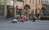 Pešia zóna ožila jogou.