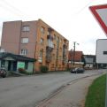 Ak vodič pri prejazde križovatkou pokračuje v priamom smere, smerovku nemusí používať.